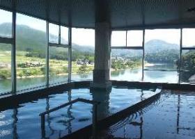 阿賀野川を眼下に四季折々の絶景を楽しめる大浴場